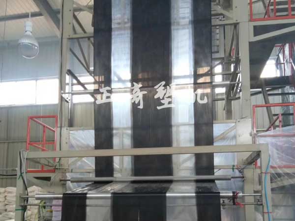 山東正奇塑料機械全自動雙色地膜設備生產(chǎn)線